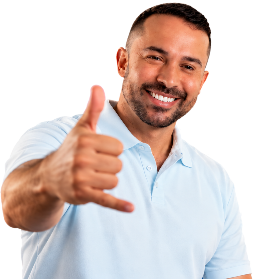Diego Alba sorrindo, fazendo sinal de positivo com a mão.
